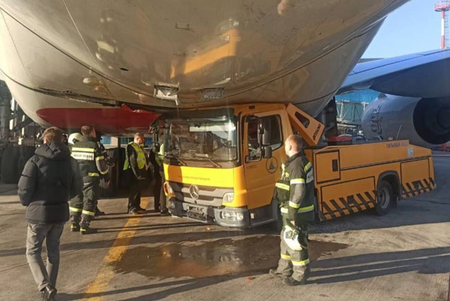 Moskova’da Emirates’in A380 uçağına apron aracı çarptı