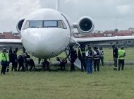 Kenya’da Fokker 70 inişte pistten çıktı