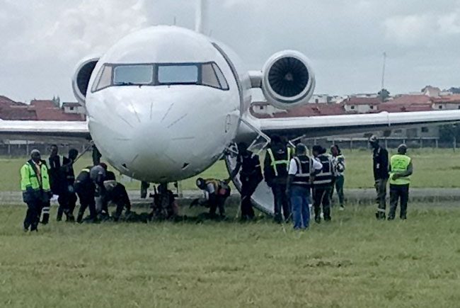 Kenya’da Fokker 70 inişte pistten çıktı