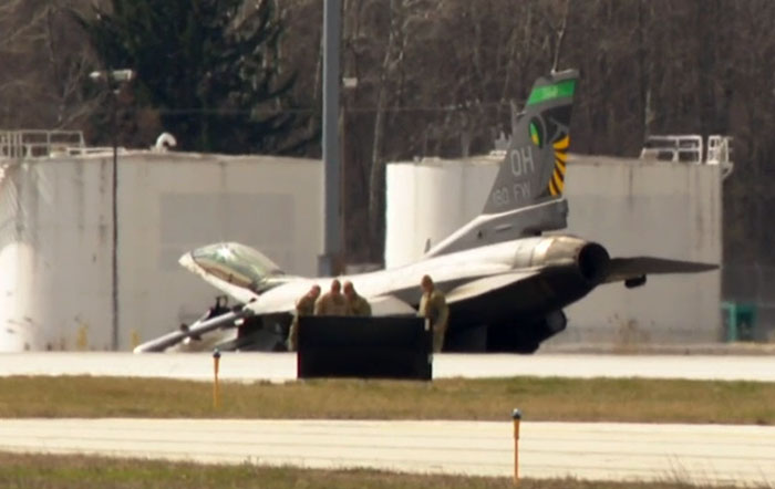 Ohio’da F-16 inişte pistten çıktı