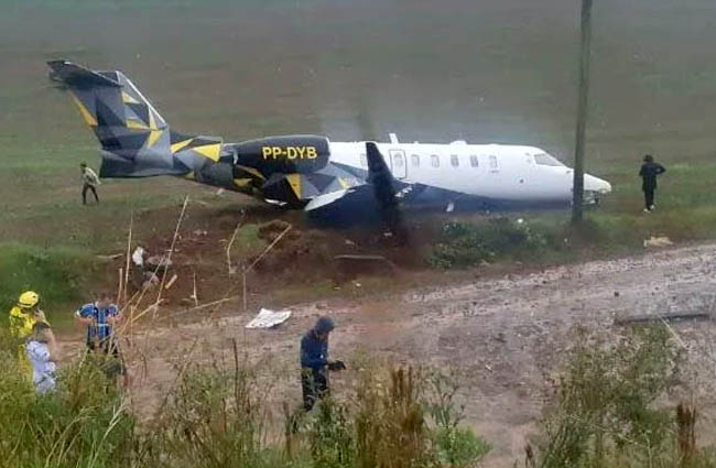 Learjet 75 Brezilya’da inişte pistten çıktı