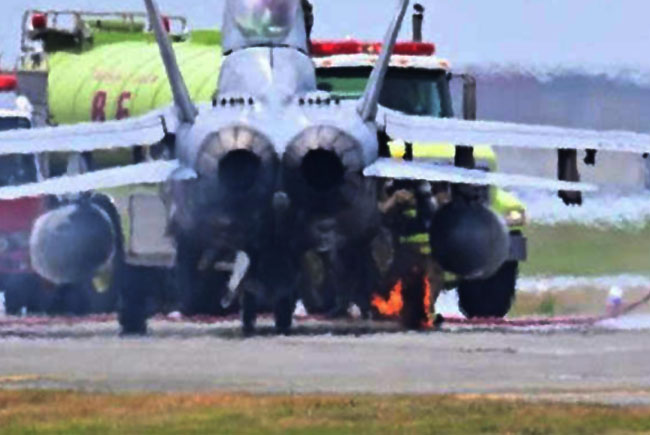 F/A-18 Super Hornet’in kalkışta iniş takımları alev aldı