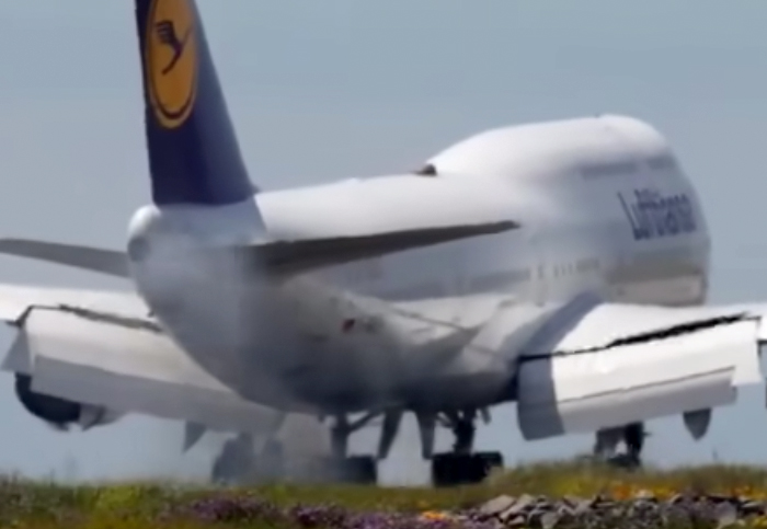 Lufthansa’nın B747’si ABD’de pisti pas geçip sert indi