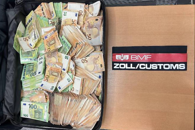 Viyana-İstanbul yocularının valizinden 700 bin euro  para çıktı