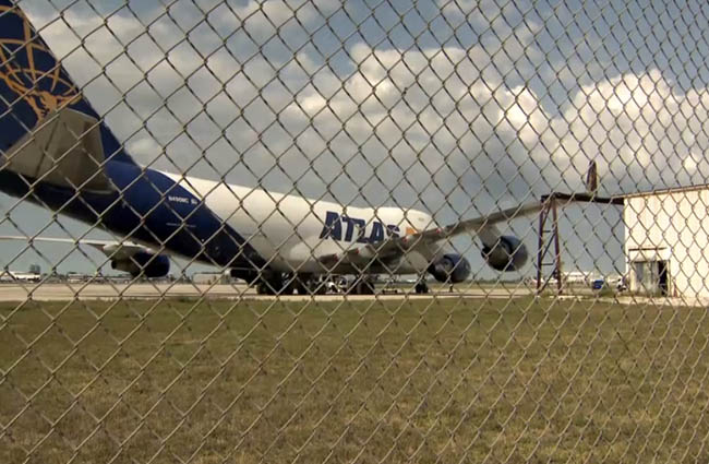 Atlas Air’inB747’si hangara çarptı