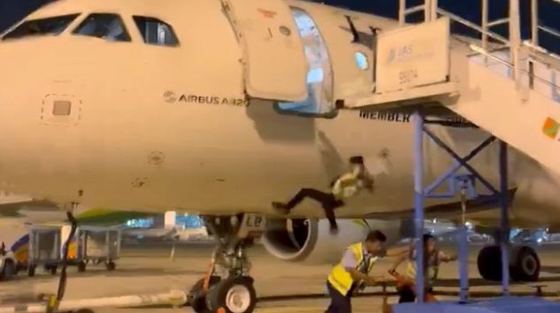 Endonezya’da yer hizmetleri görevlisi uçaktan düştü