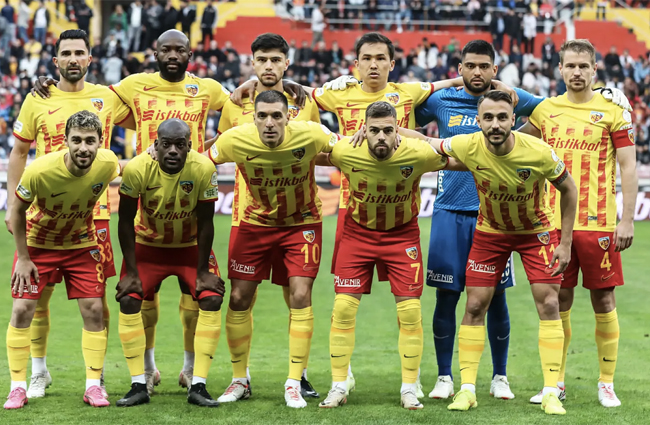 Kayserispor futbol takımını taşıyan uçağa yıldırdım isabet etti