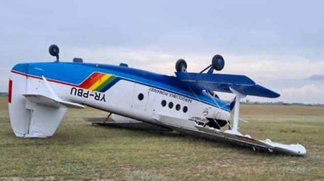 Romanya’da AN-2 inişte ters döndü
