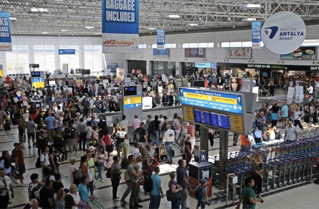 Antalya Havalimanı Cumartesi günü rekor tazeledi