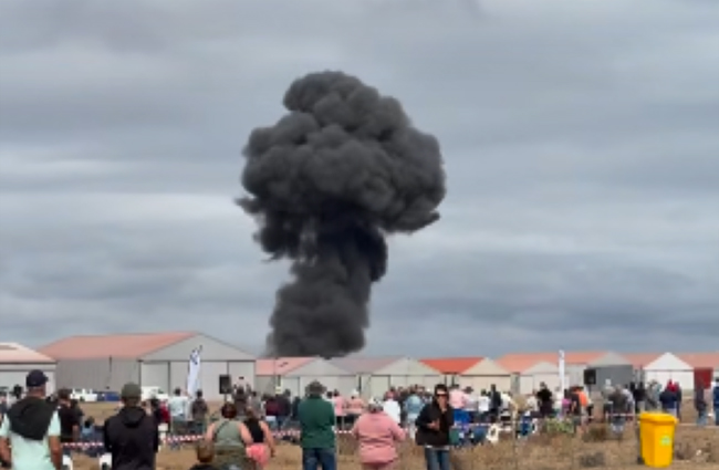 G.Afrika’da Air Show’da gösteri uçağı düştü