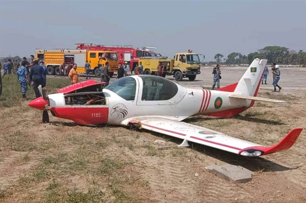Bangladeş’te Grob G-120TP tipi uçak inişte pistten çıktı