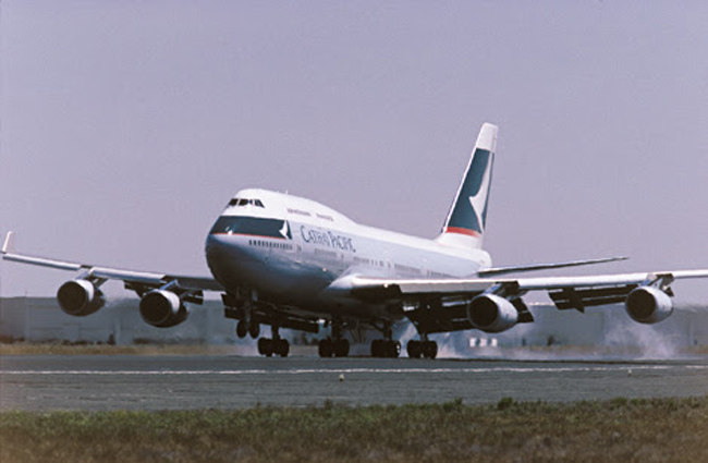 Cathay Pacific’in B747-400 uçağı arızalandı geri döndü