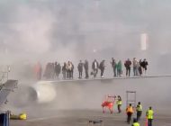 American Airlines’a ait B737-800’ün motoru alev aldı