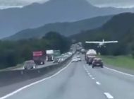 Brezilya’da küçük uçak otoyola indi