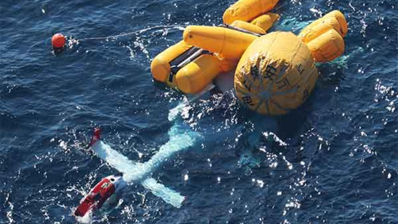 Japonya’da ambulans helikopter denize düştü