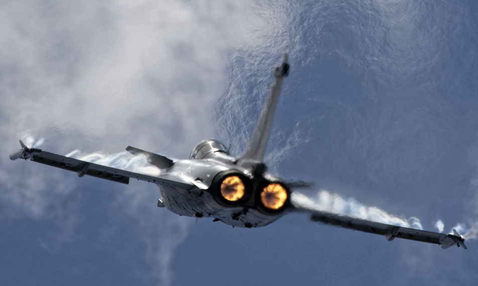 Fransız Rafale İsveç’te tatbikatta gerçek bomba attı