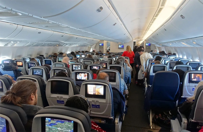 United Havayolları uçağında yolcu hayatını kaybetti