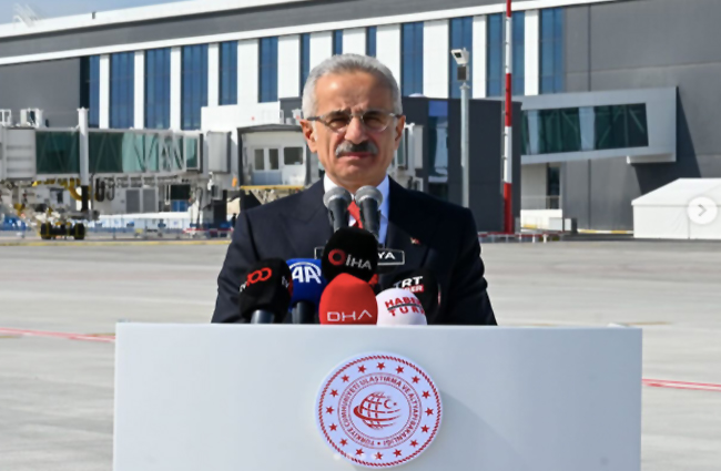 Bakan Uraloğlu, “Antalya Havalimanı yeni terminali yarın açılıyor”