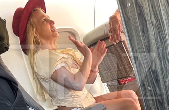 Britney Spears uçakta sigara içmek istedi