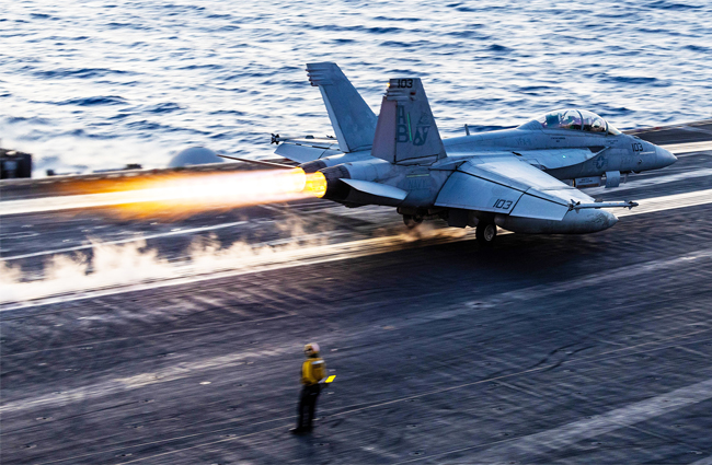 USS Harry S. Truman gemisinden bir F/A-18 denize düştü