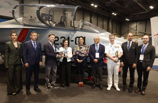 İspanya Savunma Bakanı HÜRJET standını ziyaret etti