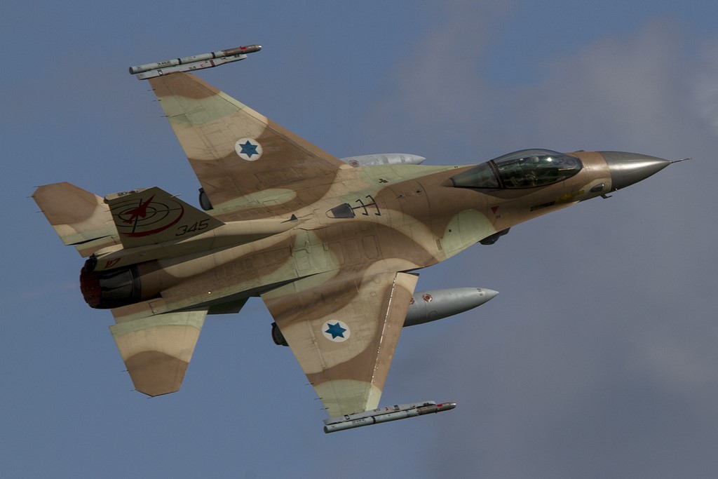 İsrail F-16 savaş uçağı mühimmatını düşürdü