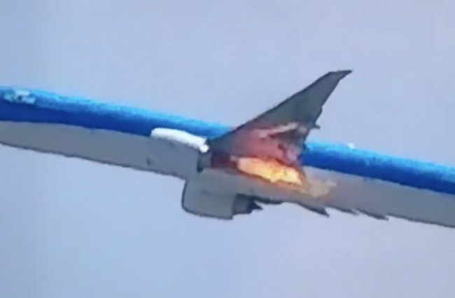 KLM Havayolu uçağı B777’nin motoru alev aldı