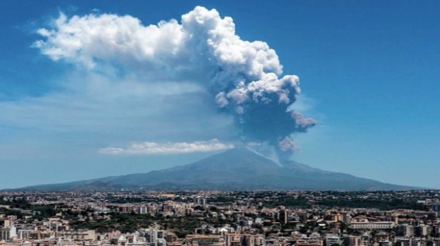 Etna Yanardağı uçuşları etkiliyor