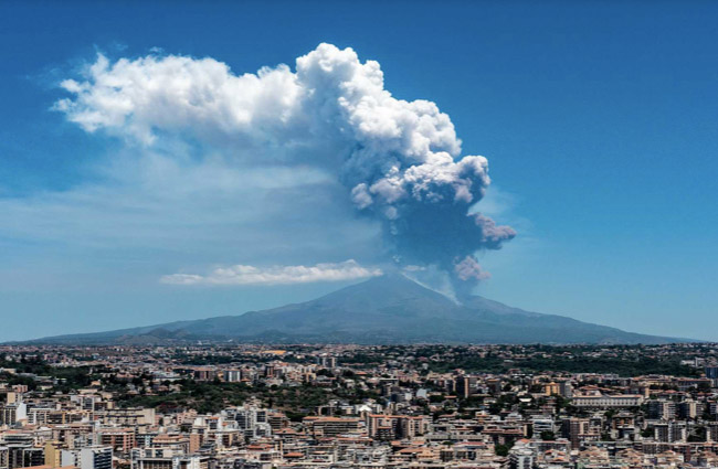 Etna Yanardağı uçuşları tehdit ediyor