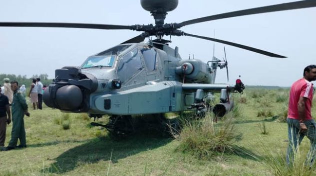 Hindistan’da Apache helikopter tarlaya acil indi