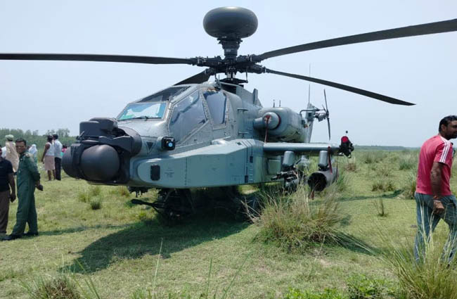 Hindistan’da Apache helikopter tarlaya acil indi