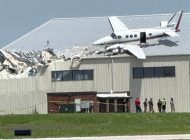 King Air Kansas’ta hangarın çatışına çarptı
