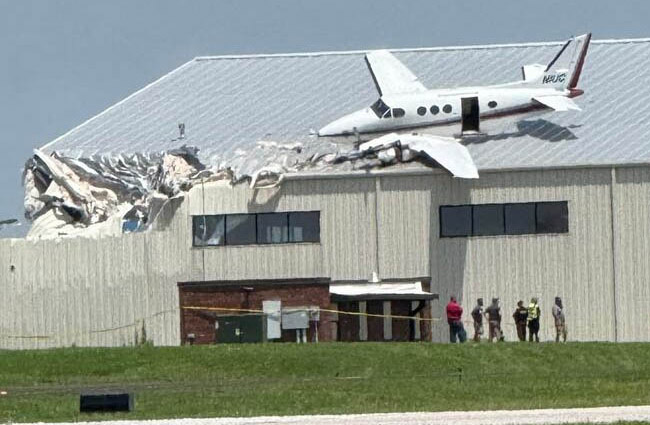 King Air Kansas’ta hangarın çatışına çarptı