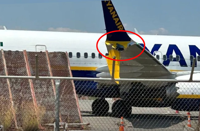Ryanair uçağı Londra’da çitlere çarptı