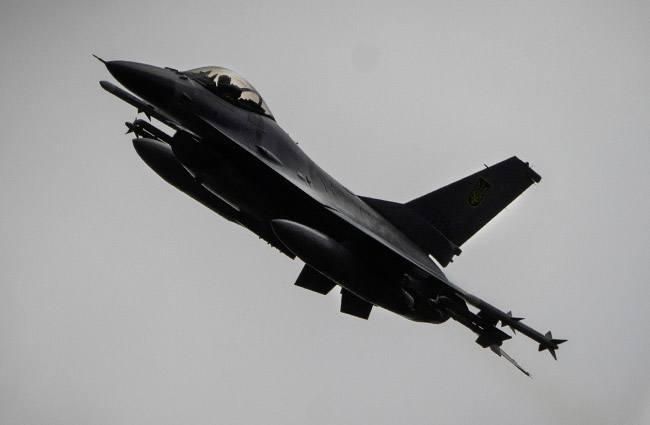 Ukrayna’da F-16 savaş uçağı düştü