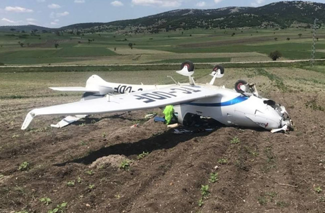 Bilecik’te eğitim uçağı acil inişte takla attı