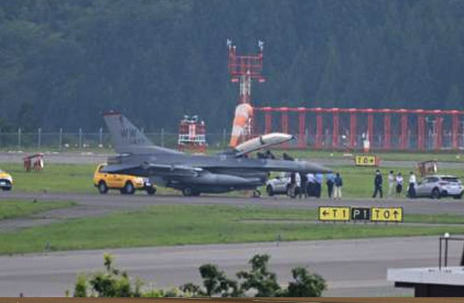 ABD’nin F-16’sı Japonya’da acil indi
