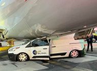 ABD Boston’da E175 tipi uçağa ikram aracı çarptı