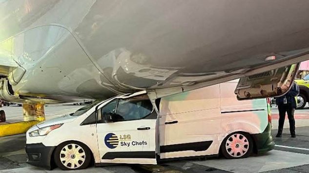 ABD Boston’da E175 tipi uçağa ikram aracı çarptı