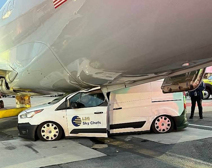 ABD Boston’da E175 tipi uçağa ikram aracı çarptı