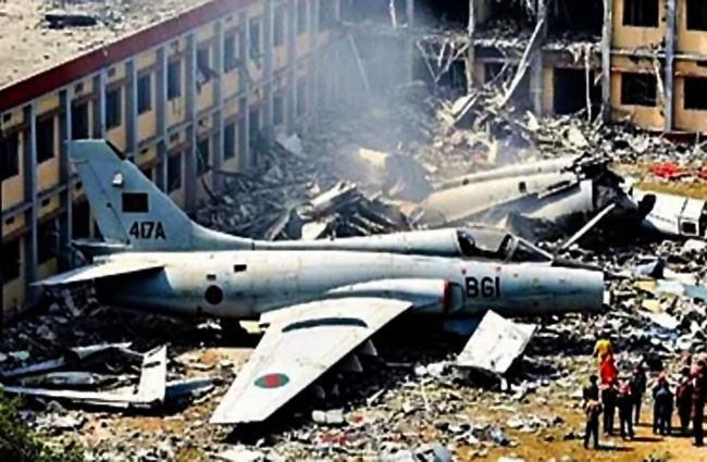 Bangladeş’te  F-7 BGI tipi uçak kampüsün üzerine düştü