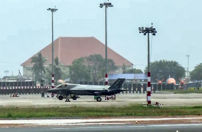 İngiltere’nin F-35B hayalet uçağı Hindistan’a hangara çekildi