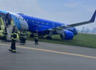 JetBlue’ya ait uçak taksi yaparken pistten çıktı