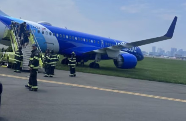 JetBlue’ya ait uçak taksi yaparken pistten çıktı