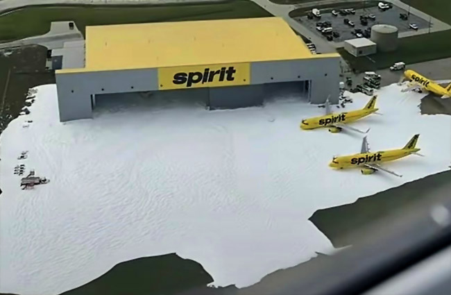 Spirit Airlines hangarını köpük bastı