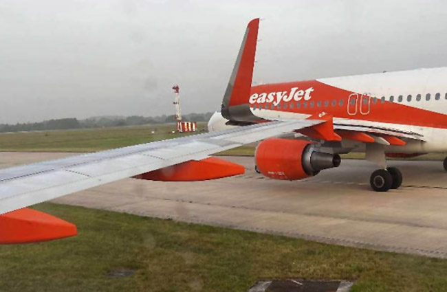 Manchester Havalimanı’nda 2 Easjjet uçağı çarpıştı