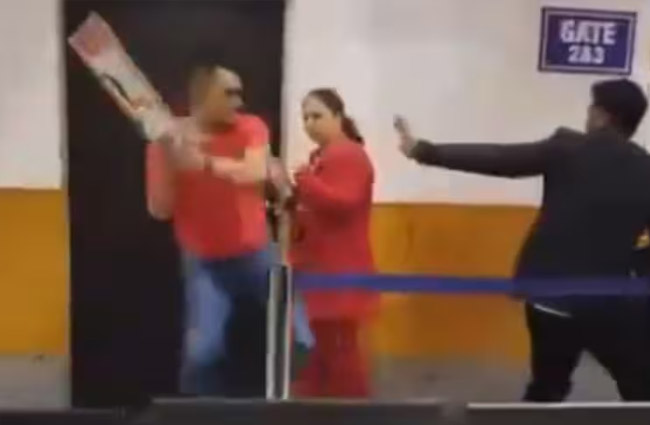 Hindistan Keşmir’de subay havayolu personeline saldırdı