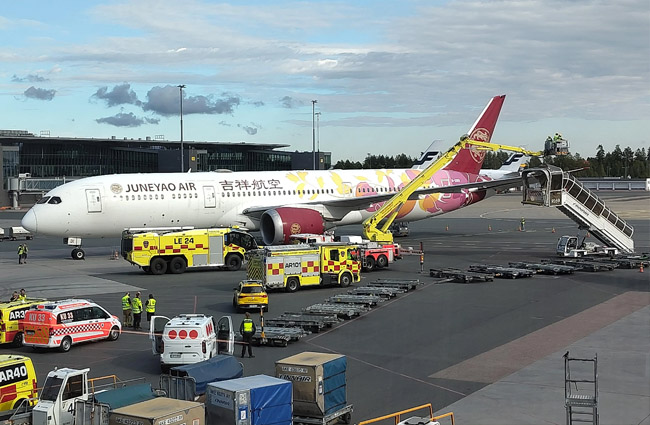 Juneyao Air’in B787-9’u merdivene çarptı