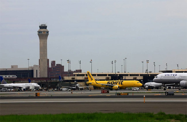 Newark Liberty Havalimanı’nda telsiz iletişimi bozuldu