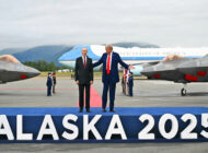 Trump Putin’i F-22 Raptor ve AH-64 Apache ile karşıladı